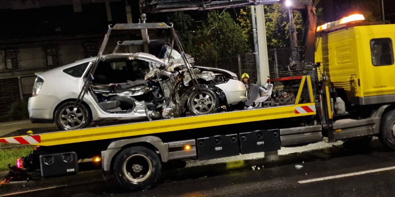 Egyik baleset követte a másikat: Budapest 10. kerületében oszlopnak hajtott egy autó, az Üllői úton három kocsi rohant egymásba – Fotók a helyszínről