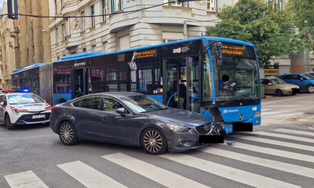 Belerohant egy buszba egy Mazda Budapesten – Fotók a helyszínről