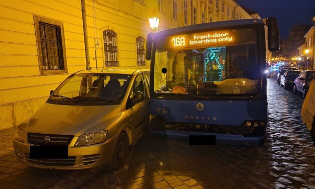 Hiába forgatta a kormányt, ment tovább egyenesen: Utasokkal teli busz balesetezett Budapesten – Fotók a helyszínről