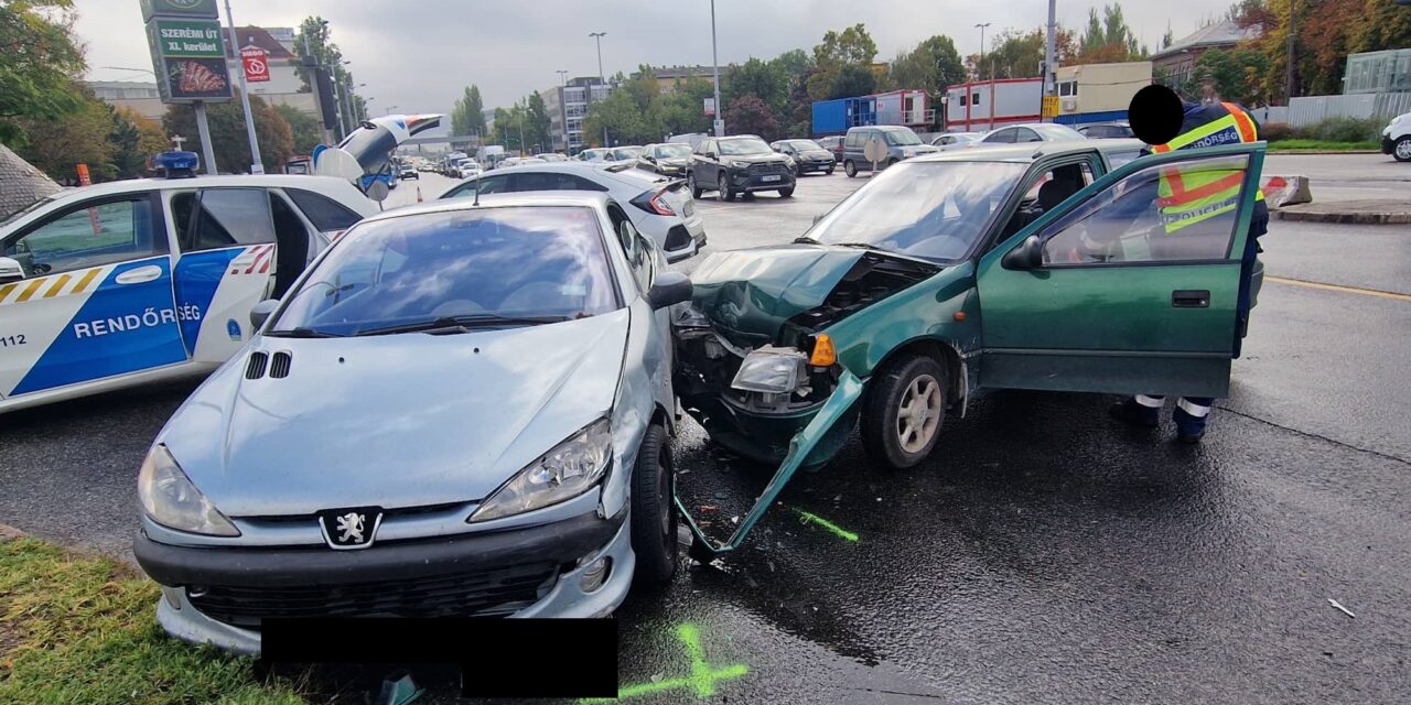 Totálkárosra tört egy Suzuki Budapesten: hatalmas csattanással hajtott neki egy Peugeot elejének – Fotók a helyszínről