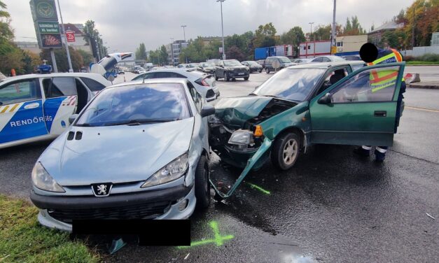 Totálkárosra tört egy Suzuki Budapesten: hatalmas csattanással hajtott neki egy Peugeot elejének – Fotók a helyszínről