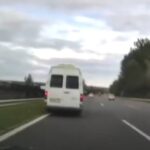 Iskolásokkal teli busz csapódott fékezés nélkül a szalagkorlátnak az M7-es autópályán Tárnoknál: drámai videó