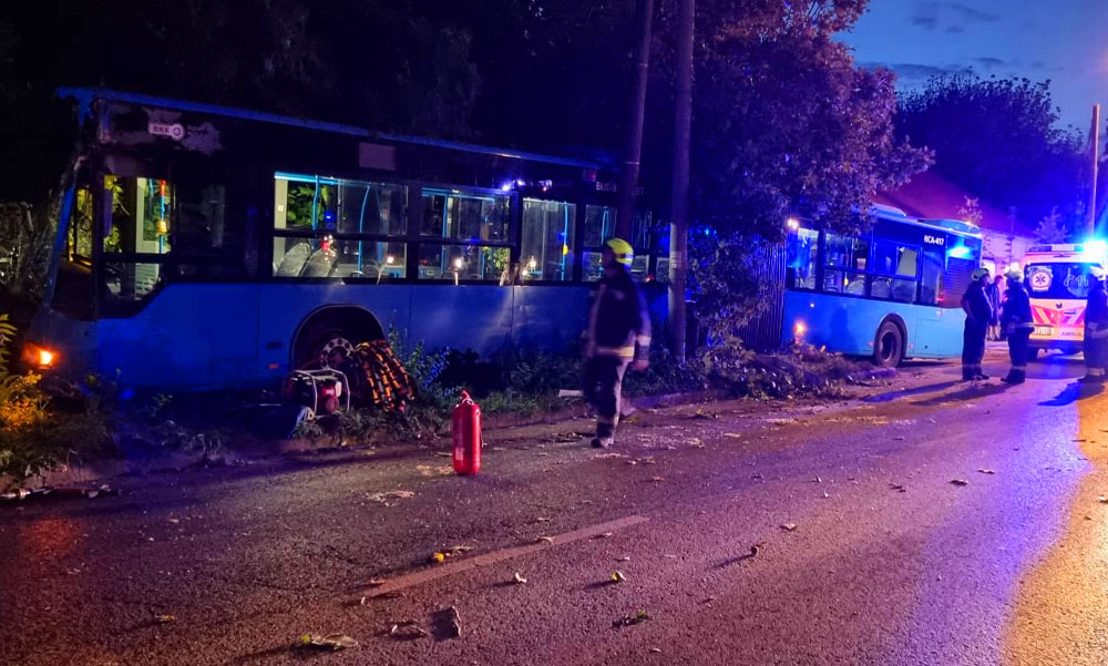 Szívinfarktust kapott a sofőr, elszabadult a busz Budapesten, több utas megsérült – Fotók