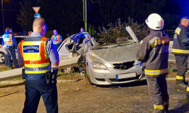 Halálos baleset Budapesten: kábítószert találtak a kettévágott Mazdában, az autó 24 éves utasa a helyszínen meghalt