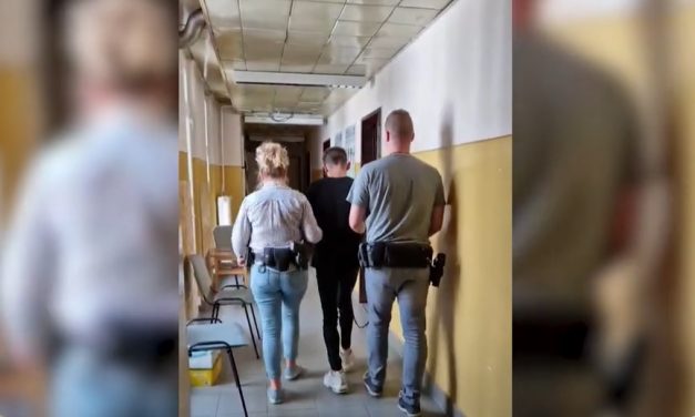 Fotókkal zsarolt egy 19 éves lányt a 20 éves fiú