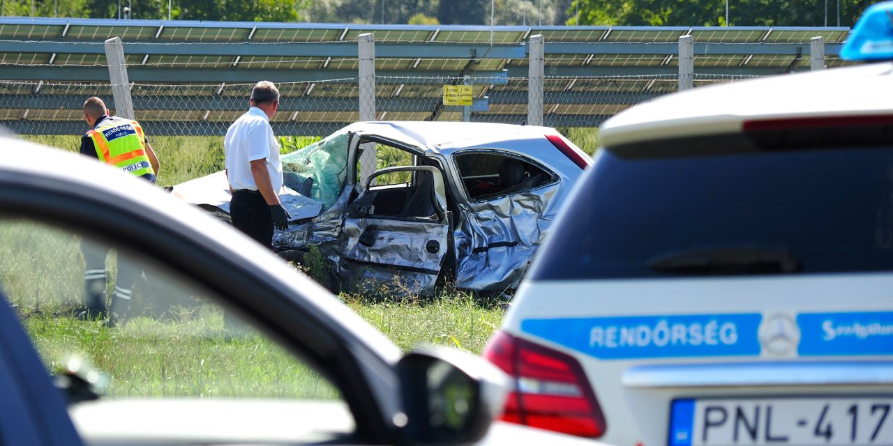Frontálisan ütközöt két autó Kiskőrös közelében: egy ember meghalt, többen megsérültek