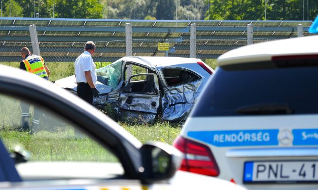 Frontálisan ütközöt két autó Kiskőrös közelében: egy ember meghalt, többen megsérültek