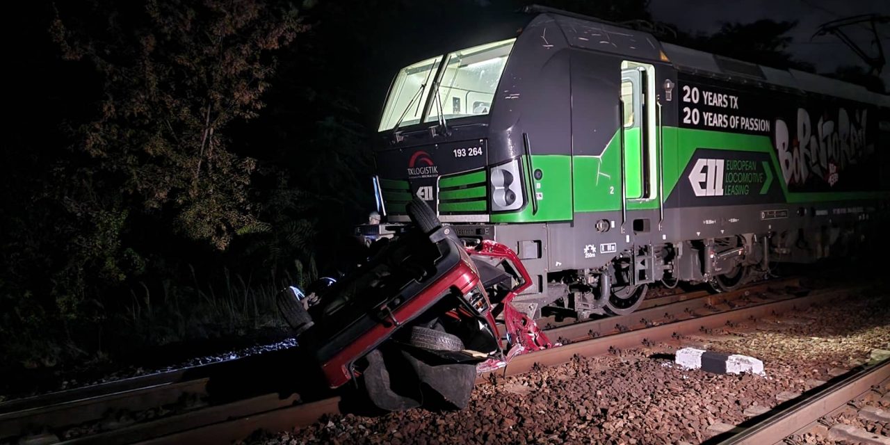 Vasúti sínekre zuhant egy autó Budapesten, miután a rendőrök üldözőbe vették a sofőrt: 400 métert tolta az autót a tehervonat