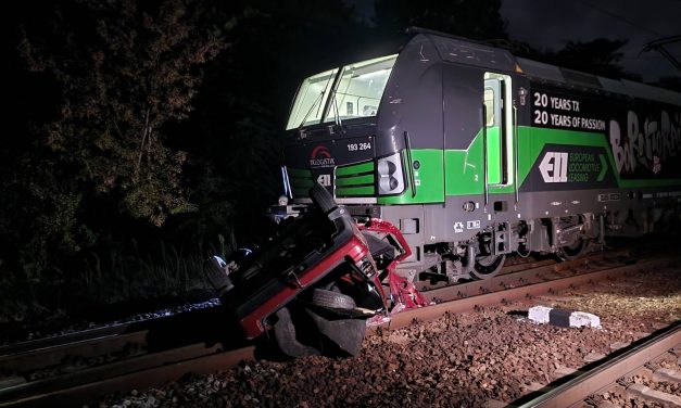 Vasúti sínekre zuhant egy autó Budapesten, miután a rendőrök üldözőbe vették a sofőrt: 400 métert tolta az autót a tehervonat