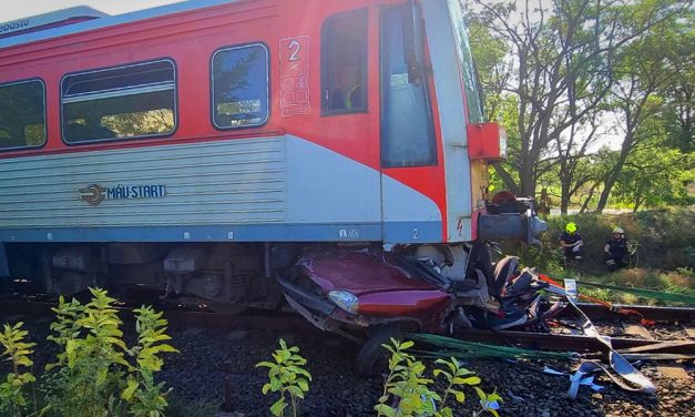 Kunfehértói vonatbaleset: hét munkás utazott az autóban, mindannyian szörnyethaltak, a mozdonyvezető is megsérült