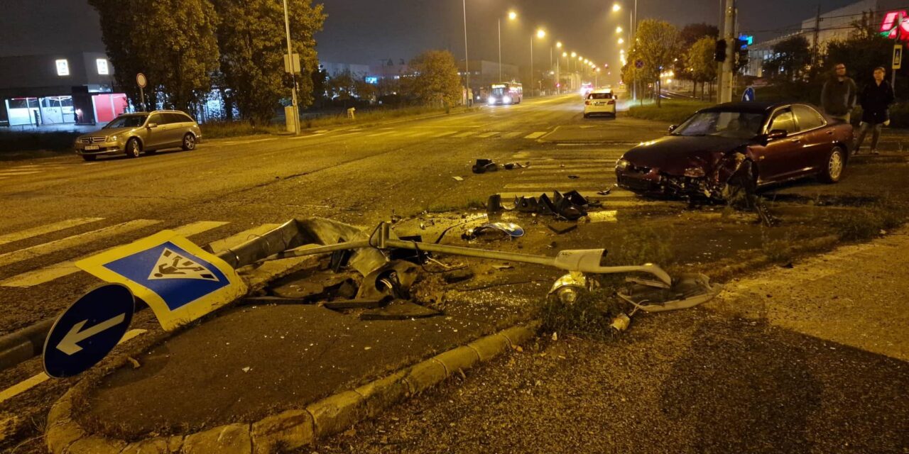 Rejtélyes baleset a fővárosban – villanyoszlopnak csapódott autójával, majd elmenekült a Mazda sofőrje. HELYSZÍNI FOTÓKKAL!