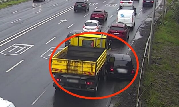 Összeakadtak, majd métereken át vonszolta a kocsit a teherautó a 11-esen