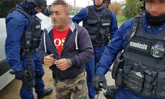 Videón, ahogy bilincsbe verve vezetik el Nyírpilis egykori „illegális” polgármesterét