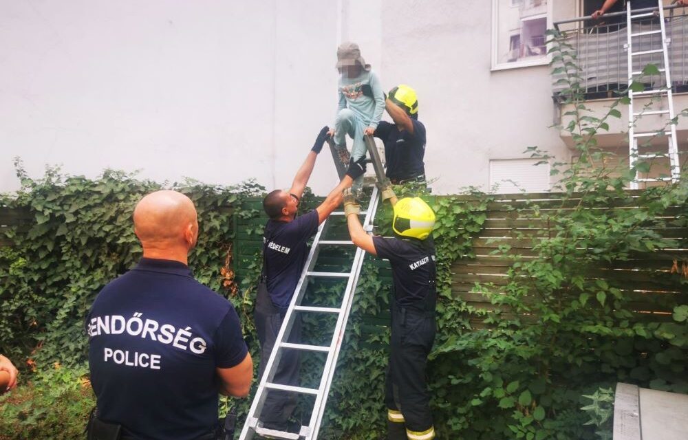 „Anya elment repülőzni” – az erkélyen keresztül hozták le a lakásba zárt autista kisfiút a fővárosban
