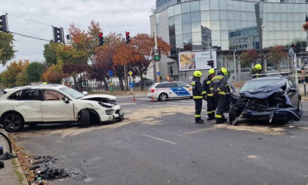 Videón a brutális budapesti baleset, amelyben egy anya és kamasz lánya is megsérültek: hatalmas erővel csapódott neki a Porsche a Golfnak