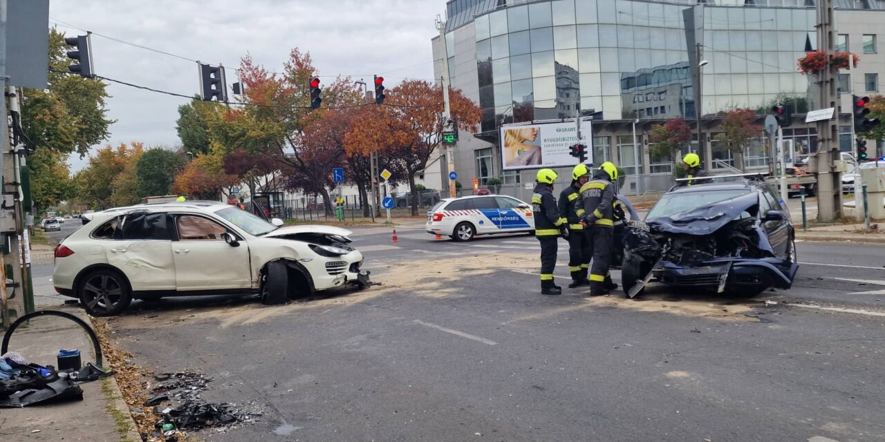 Brutális baleset Budapesten: Anya és kamasz lánya ült a karambolozó Volkswagenben, a tinédzser ki is repült az autóból – Fotók a helyszínről