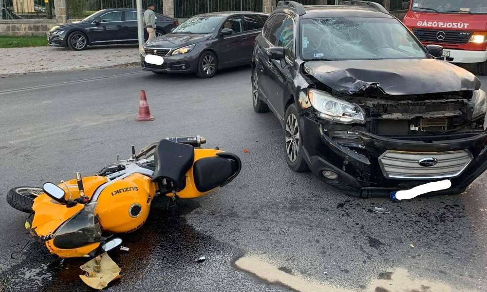 Súlyos baleset Angyalföldön: motorossal ütközött egy autó – helyszíni fotók