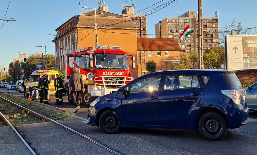 Robogó és személyautó ütközött Kispesten – helyszíni fotók