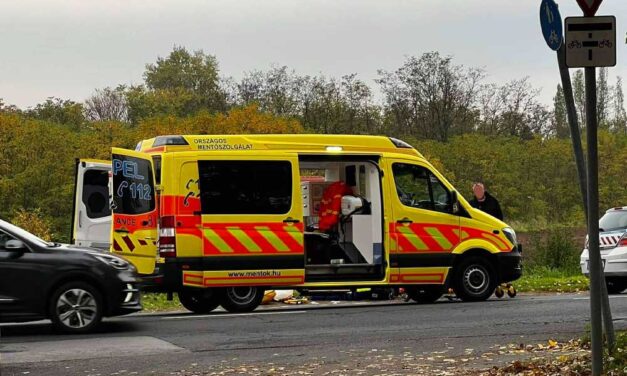 Dráma az út szélén – Furgonba csapódott egy motoros, hatalmasat repült a férfi az úton, az autósok rohantak segíteni