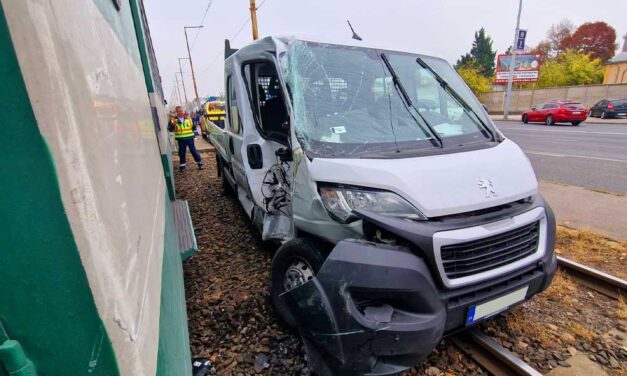 Csak a szerencsén múlt, hogy nem történt tragédia: összeütközött egy kisteherautó és egy HÉV a Soroksári úton