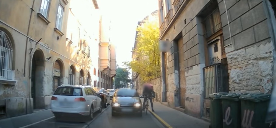 Döbbenetes felvétel: szemben a forgalommal húzta rá a kormányt egy biciklis futárra ez az autós Budapesten