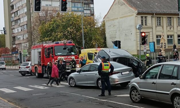 Látványos ütközés Gödöllőn – jelzőlámpás kereszteződésben csattantak az autók – HELYSZÍNI FOTÓKKAL!