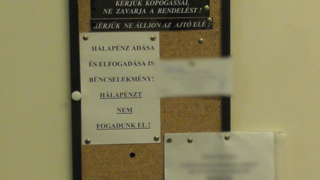 „Köszönettel” – közel 200 üres borítékot találtak két főorvos rendelőjében az egyik kórházban, a több hálapénzes borítékon még a beteg neve is szerepelt