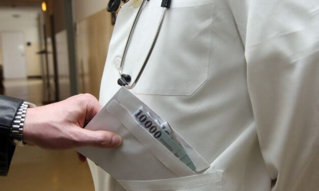 Most éppen Győrben fogtak el egy orvost, aki hálapénzt fogadott el