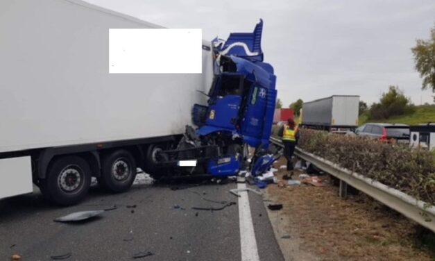 Négy kamion ütközött össze, lezárták az M1-es autópálya Budapest felé vezető oldalának egy szakaszát