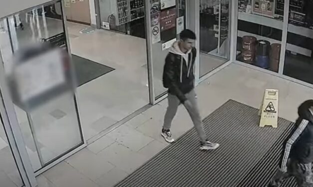 Egy plázában aludt a gyanútlan férfi, ki is fosztották – videó