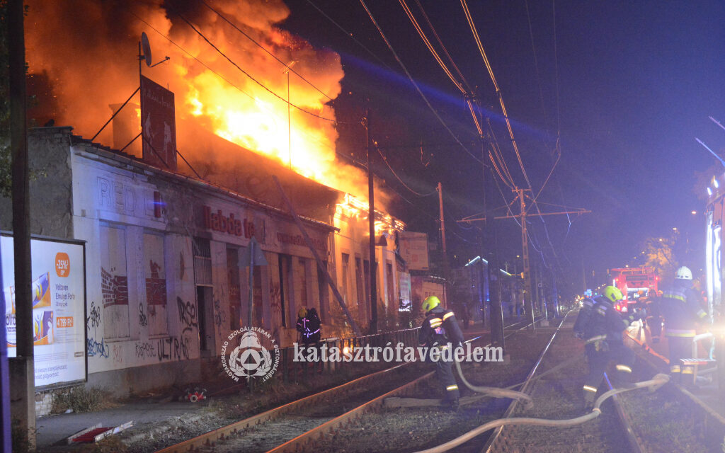 300 négyzetméteres épület lángolt Kispesten, még a villamost is megállították az oltás idejére. HELYSZÍNI FOTÓKKAL