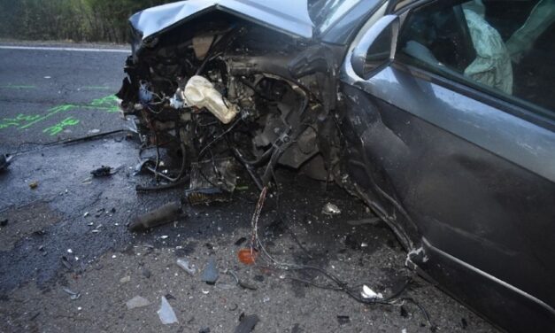 Szabálytalanul előzött, három autó is összetört