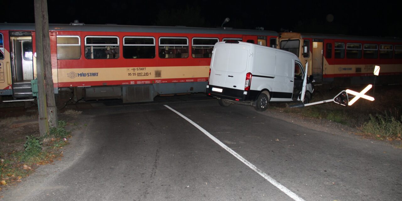 Szombat estére is jutott egy autós-vonatos ütközés – ezúttal Borsodban hagyták figyelmen kívül a fénysorompó piros jelzését