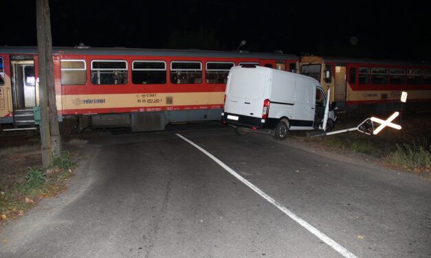 Szombat estére is jutott egy autós-vonatos ütközés – ezúttal Borsodban hagyták figyelmen kívül a fénysorompó piros jelzését