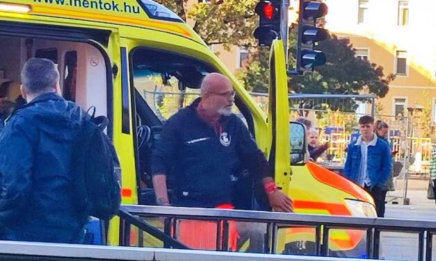 A sztárorvos, Zacher Gábor vonult ki mentősként a budapesti balesethez, egy BMW karambolozott egy taxival