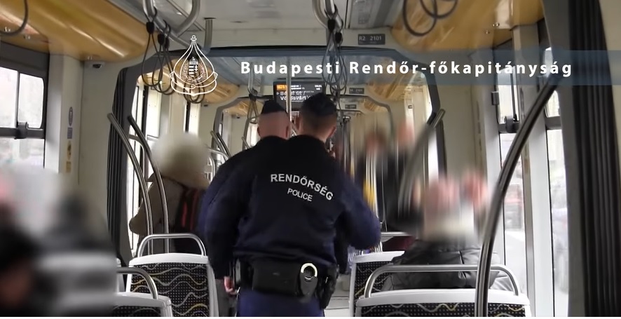 Budapesten, az 1-es villamoson razziáztak a rendőrök: két körözött férfit el is fogtak – videó