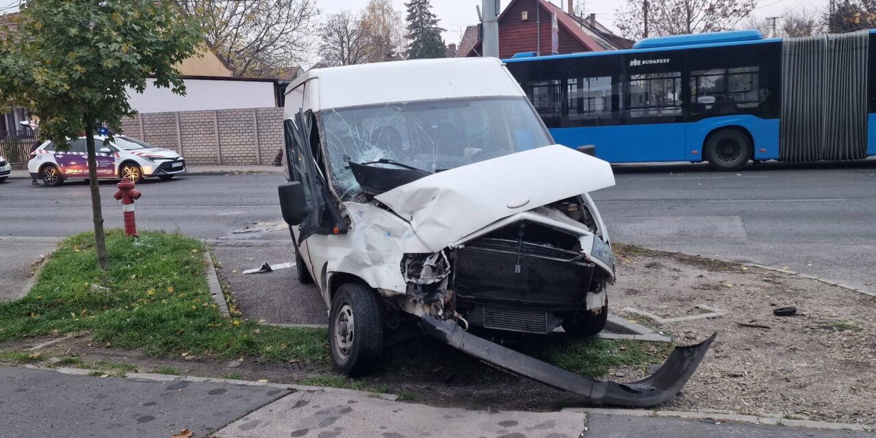 Hatalmas csattanás Budapesten: a Ford vezetője nem vette figyelembe a felé tartó buszt, simán elékanyarodott – Fotók a helyszínről