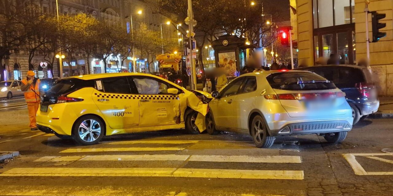 Durva baleset Budapest belvárosában, nagyot csattant két autó a forgalmas kereszteződésben