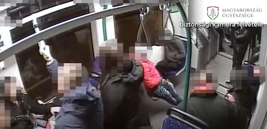 Alvó utasokat fosztott ki a budapesti villamoson ez a férfi: Többször is lecsapott, közel milliós tételben zsákmányolt – videó
