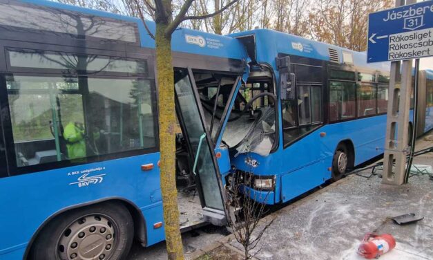 Durva buszbaleset történt Budapesten, több mentőt is riasztottak a Helikopter útra