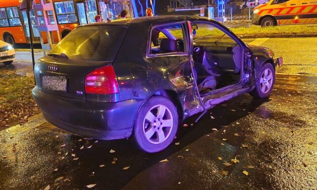 Furgonnak csapódott egy Audi Budapesten, le kellett vágni az autó ajtaját az utasok kimentéséhez
