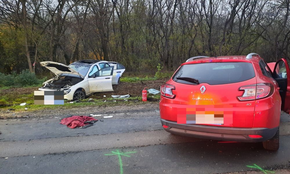 Megdöbbentő, milyen közönyösek az emberek: A mentősök életét veszélyeztetve szlalomoztak az autósok a martfűi balesetnél