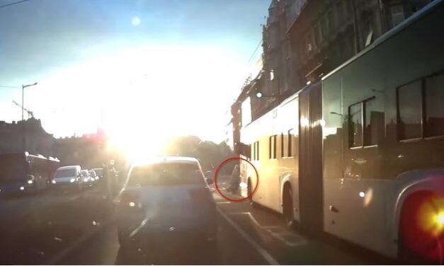 Sokkoló felvétel: a busz elé esett egy piroson átkelő néni Budapesten, a Keletinél