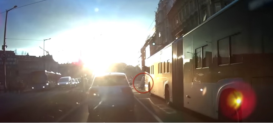 Sokkoló felvétel: a busz elé esett egy piroson átkelő néni Budapesten, a Keletinél