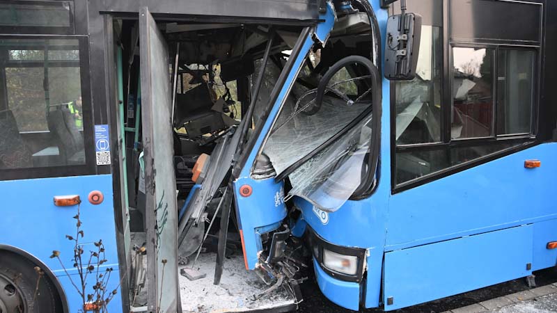 „A buszsofőr rosszul lett vezetés közben, ráborult a kormányra” – Újabb részletek a reggeli budapesti buszbalesetről