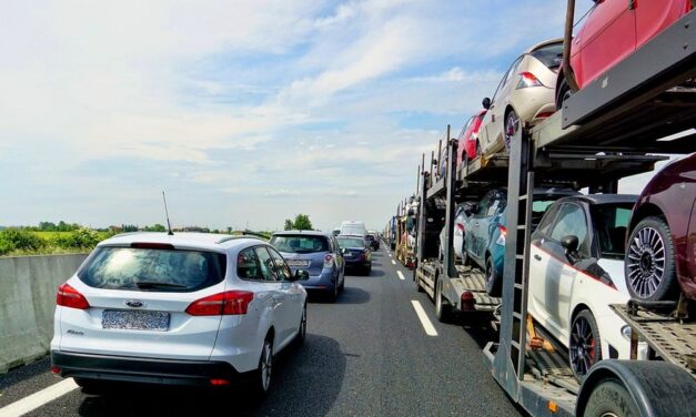 Rakomány szóródott az úttestre, leterelik az autósokat az M1-es autópályáról