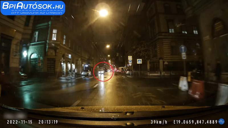VIDEÓ: Hajszálon múlott a baleset Budapesten és Tolna megyében is