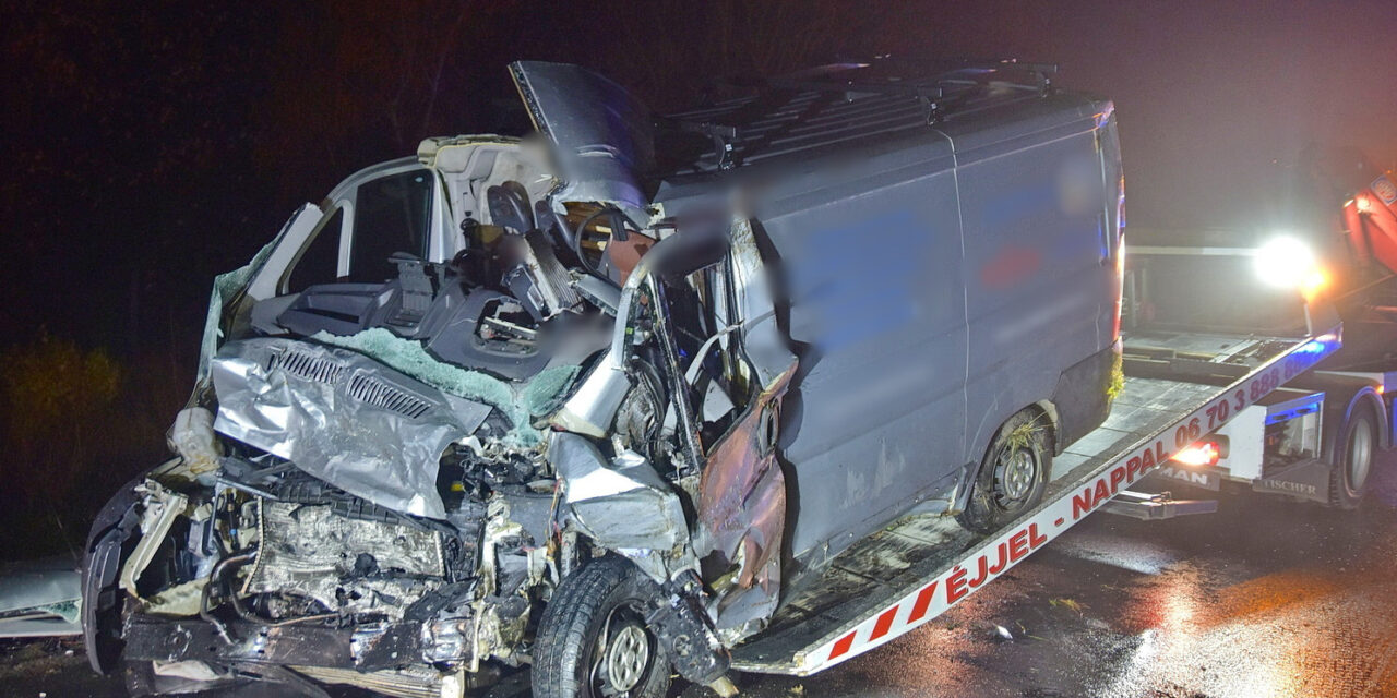 Ketten haltak meg a gyöngyösfalui balesetben – furgon sodródott egy személygépkocsi elé, nem volt esélyük a sofőröknek