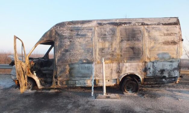 Kigyulladt egy emberekkel teli furgon, a szalagkorlátnak dőlve nézték a budapesti embercsempészek, ahogy a rendőrök megpróbálják kiszabadítani őket