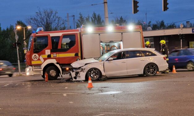 Opel és Audi csattant a veszélyes útkereszteződésben – kórházba szállították a vétlen autó sofőrjét. HELYSZÍNI FOTÓKKAL